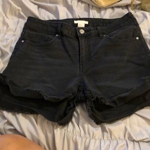 Black H&M cutoff shorts 🖤